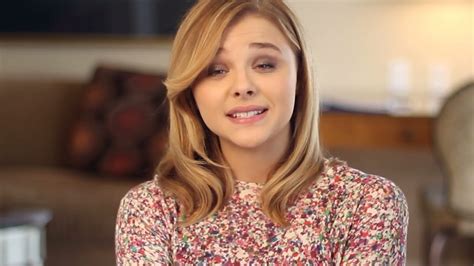 Chloe Grace Moretz fakes 